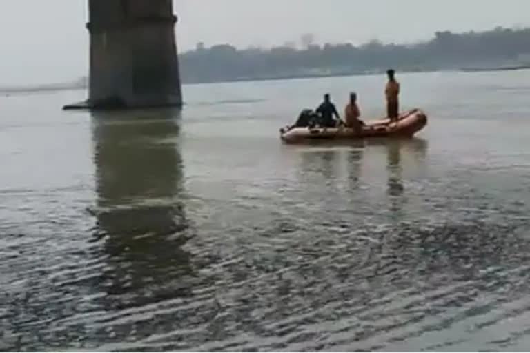 कालीघाट पर मां बेटे ने की खुदकुशी