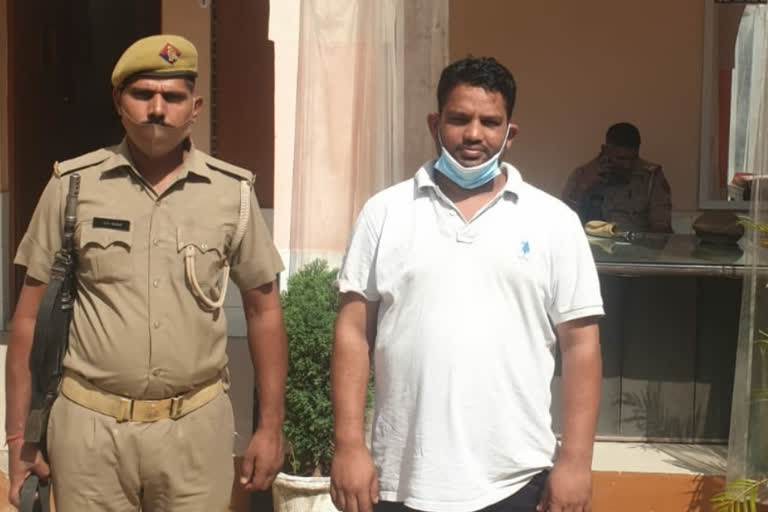 पुलिस की गिरफ्त में आरोपी