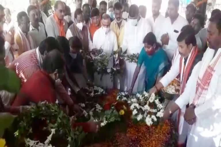 bjp-leaders-paid-tribute-to-birsa-munda-in-ranchi