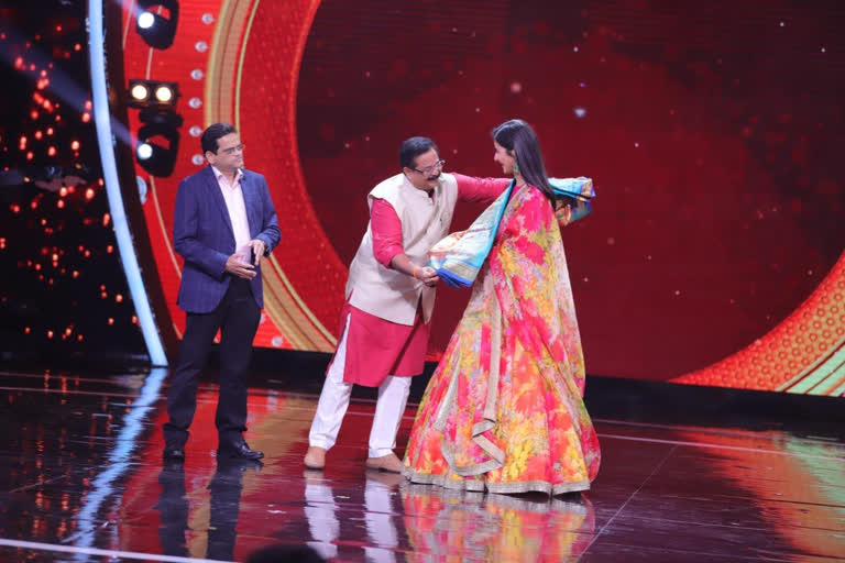 aadesh bandekar gift paithani saree to katrina kaif in  zee marathi awards 2021