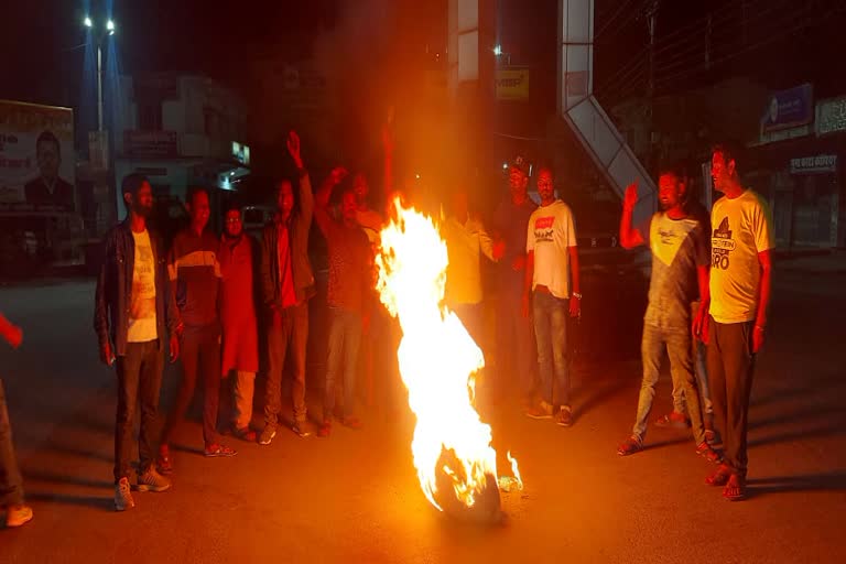 youth-congress-burns-effigy-of-parliamentary-secretary-ud-minj-in-surguja