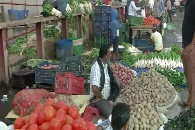 Rise in fuel prices pushed up, Rise in fuel prices pushed up cost of veggies and fruits, Rise in fuel prices pushed up cost of veggies and fruits in Delhi, ಗಗನಕ್ಕೇರುತ್ತಿರುವ ತರಕಾರಿ ಮತ್ತು ಹಣ್ಣುಗಳ ಬೆಲೆ, ಇಂಧನ ಬೆಲೆಯಿಂದಾಗಿ ಗಗನಕ್ಕೇರುತ್ತಿರುವ ತರಕಾರಿ ಮತ್ತು ಹಣ್ಣುಗಳ ಬೆಲೆ, ದೆಹಲಿಯಲ್ಲಿ ಗಗನಕ್ಕೇರುತ್ತಿರುವ ತರಕಾರಿ ಮತ್ತು ಹಣ್ಣುಗಳ ಬೆಲೆ,