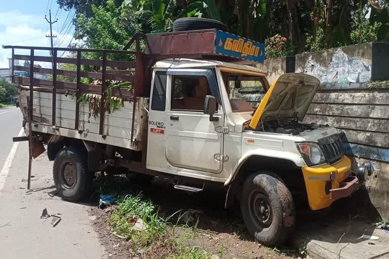 തടിലോറി  പിക്കപ്പ്  മരിച്ചു  ഡ്രൈവർ മരിച്ചു  ദാരുണാന്ത്യം  കോട്ടയം  kottayam  driver death kottayam  accident kottayam  driver dead  death