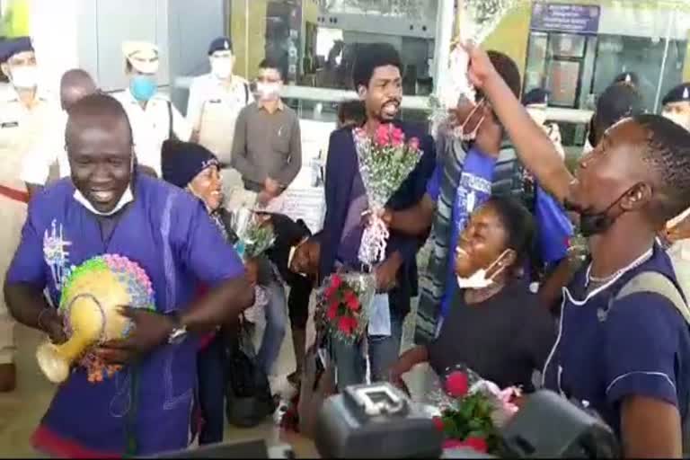 national-tribal-dance-festival-Minister Amarjeet Bhagat welcomed Nigerian team that reached Raipur