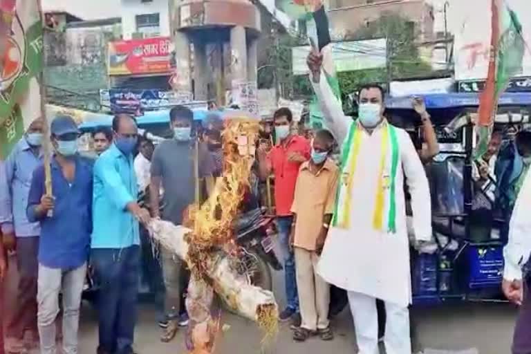 congress burnt lalu effigy