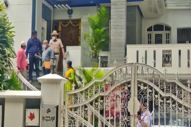 Hydrama in front of producer soundarya Jagdish's house