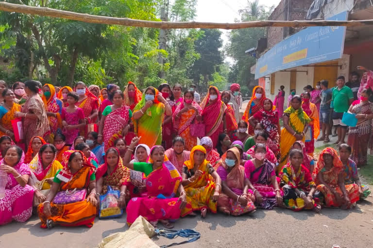 Locals in Bangaon hold protest agains bank for not helping with Lakshmir Bhandar scheme of government