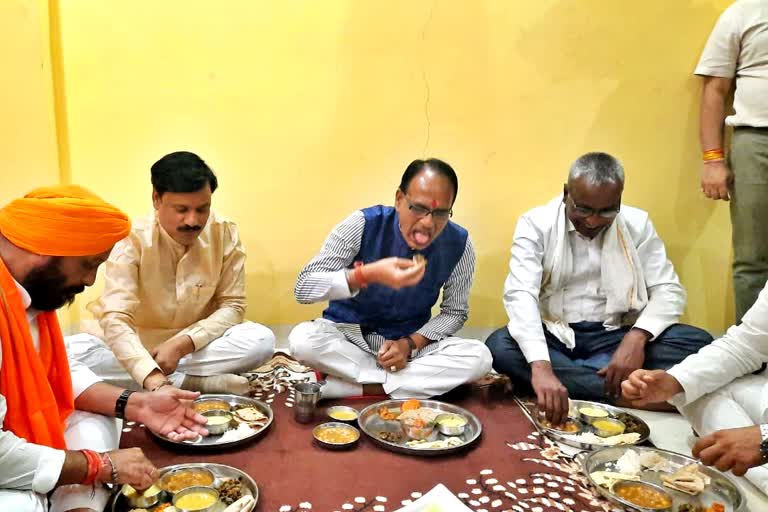 Chief Minister Shivraj ate food at Shri Ram's house