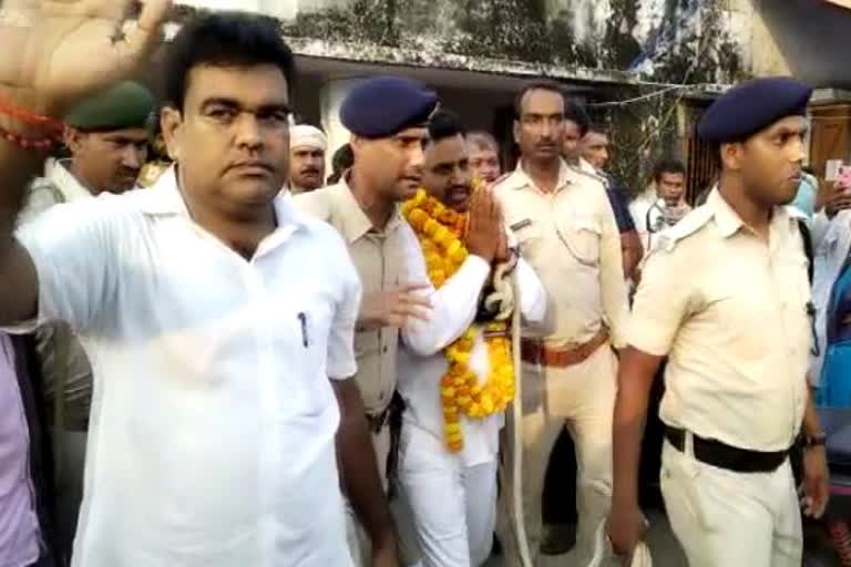 पुलिस कस्टडी में नामांकन करने पहुंचा कैदी