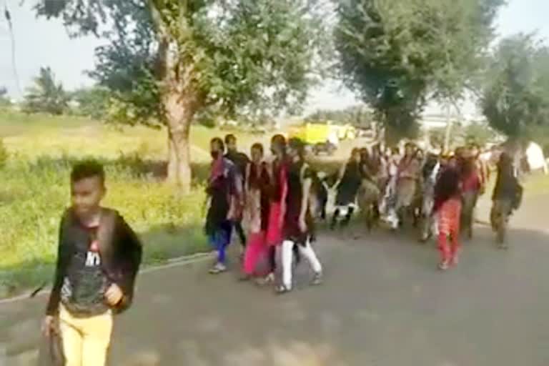 students-are-travels-6-km-by-walk-for-a-school