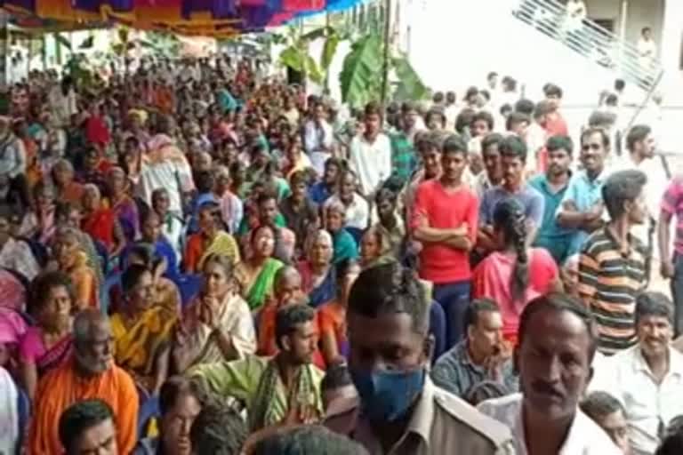 lady death in gudibande taluku while receiving food kit