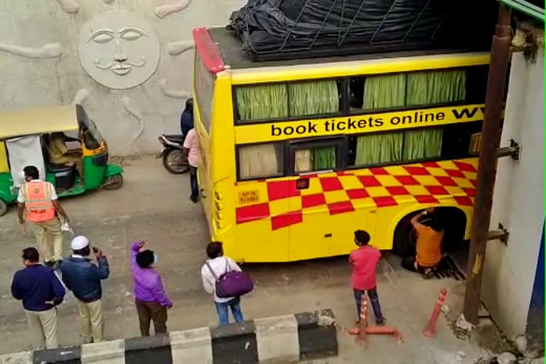 bus-stuck-in-under-pass-in-bengalore