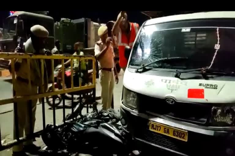 झालावाड़ में पांच घायल, accident in jhalawar , pickup hit