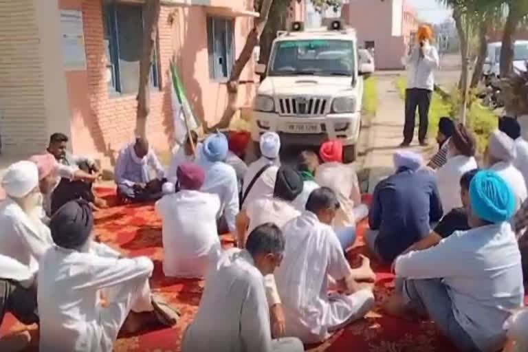 armers-protest-against-electricity-department At Shabad