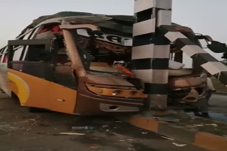 निजी बस रेलवे अंडरपास की पुलिया के एंगल से टकराई