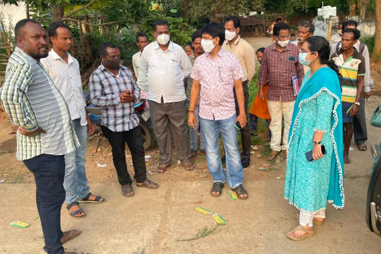 వివాదస్పద కొఠియా గ్రామాల్లో పర్యటించిన ఐటీడీఏ పీవో, సబ్ కలెక్టర్