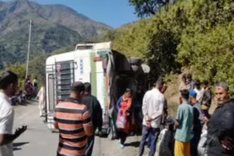 hrtc-bus-overturned-on-road-in-vikasnagar-uttarakhand