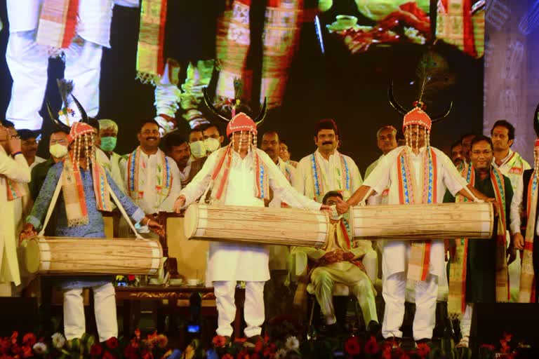 Gaur Mukut and musical instrument Mandar