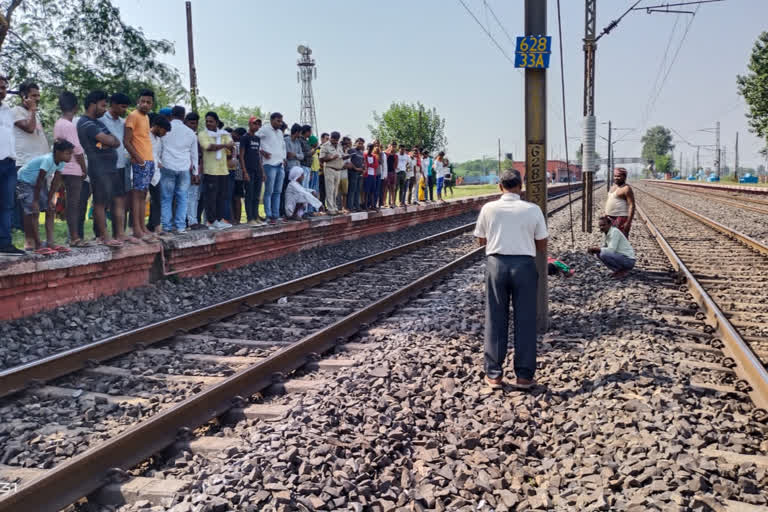 महिला आशा कर्मी की ट्रेन की चपेट में आने से मौत