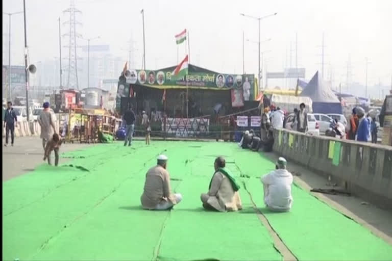 Cops removing barricades at Ghazipur farmers' protest site