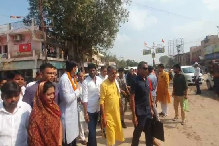 Workers welcoming Vishnudev Sai on his way to Kawardha