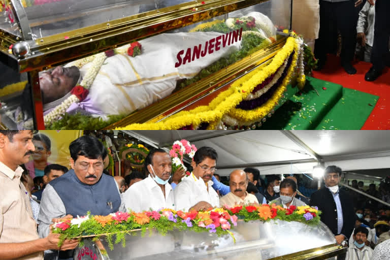 mortal remains of puneeth rajkumar kept at kanteerava stadium for public viewing  പുനീത് രാജ്‌കുമാറിന്‍റെ ഭൗതികശരീരം പൊതുദർശനത്തിന് വച്ചു  പുനീത് രാജ്‌കുമാർ  puneeth rajkumar  kanteerava stadium  കന്തീരവ സ്റ്റേഡിയം  പുനീത് രാജ്‌കുമാറിന്‍റെ മരണം  പുനീത് രാജ്‌കുമാർ മരണം  puneeth rajkumar death