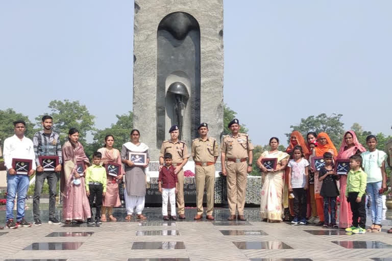 आईटीबीपी के जवानों के परिवारों ने भी स्मारक का दौरा किया.