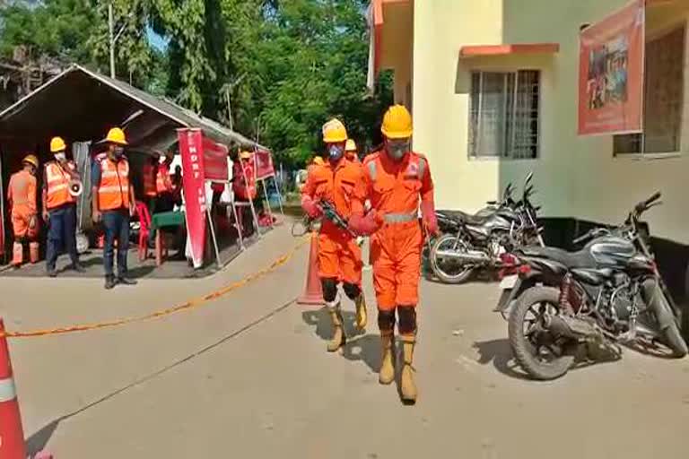 হঠাৎ কিহৰ হুৱাদুৱা সোণাৰি আৰক্ষী চকীত...