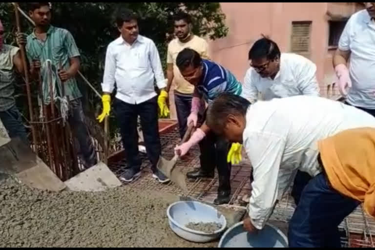 Congress state president Mohan Markam did Shramdaan in building under construction in raipur