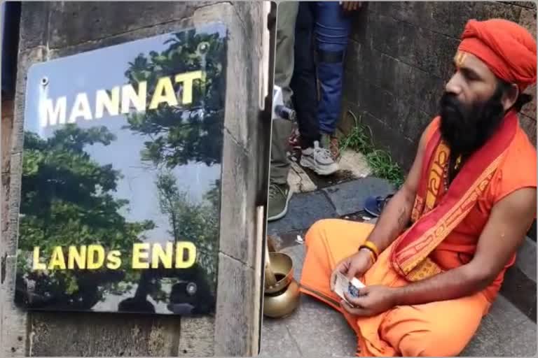 Sadhu reading Hanuman Chalisa, Sadhu reading Hanuman Chalisa outside of Mannat, Sadhu reading Hanuman Chalisa news,  ಹನುಮಾನ್​ ಚಾಲೀಸ್​ ಪಠಿಸಿದ ಸಾಧು, ಗೇಟ್​ ಬಳಿ ಹನುಮಾನ್​ ಚಾಲೀಸ್​ ಪಠಿಸಿದ ಸಾಧು, ಶಾರುಖ್​ ಖಾನ್​ ಮನೆ ಗೇಟ್​ ಬಳಿ ಹನುಮಾನ್​ ಚಾಲೀಸ್​ ಪಠಿಸಿದ ಸಾಧು,