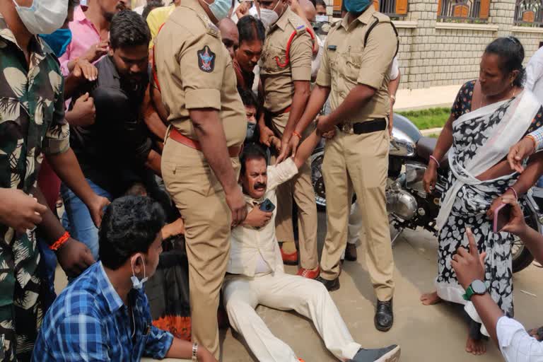 tdp-leader-kotamreddy-srinivasulu-reddy-protest-in-nellore