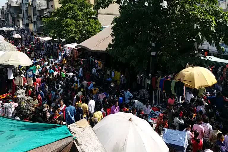 Crowd of people gathered for shopping third wave Of Corona