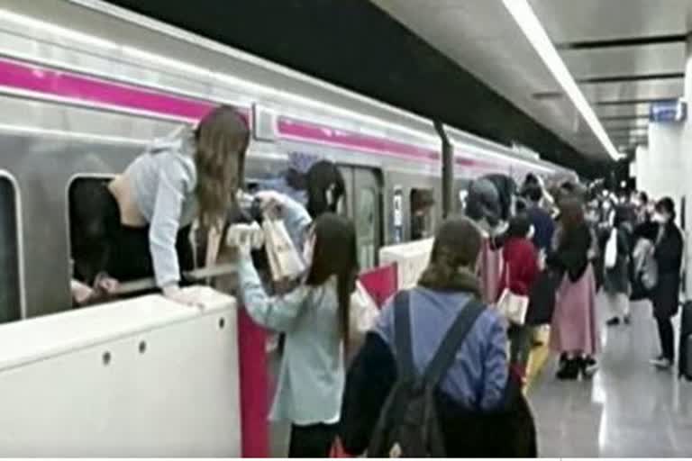 Man with knife stabs at least 10 on Tokyo train, starts fire