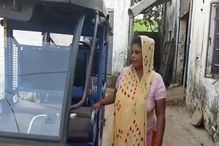 a-woman-run-e-rickshaw-in-faridabad