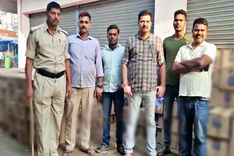 Foreign liquor recovered from truck in Vaishali