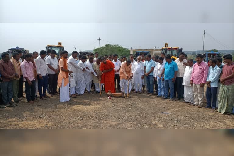 halumatha gurupeeta shri gave drive to muddebihala  road repair work