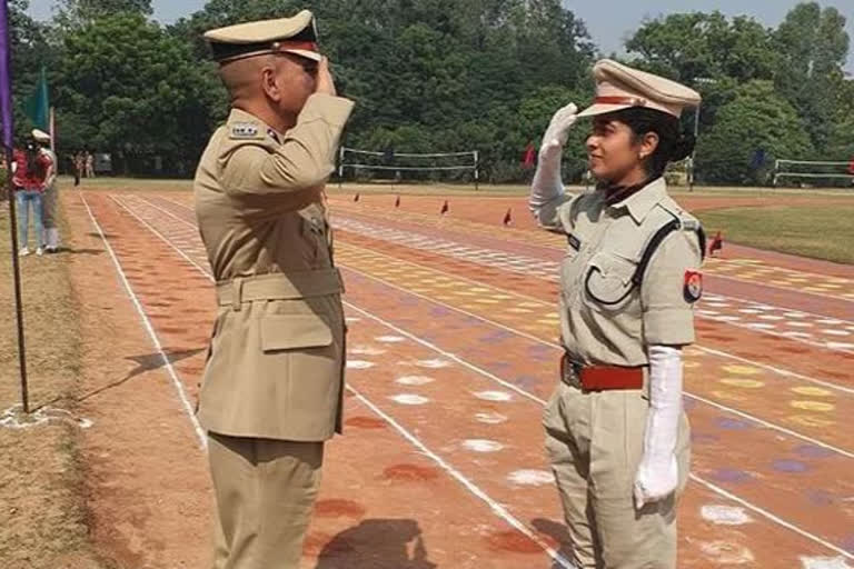 Proud father getting salute from the proud daughter, ITBP photo goes viral