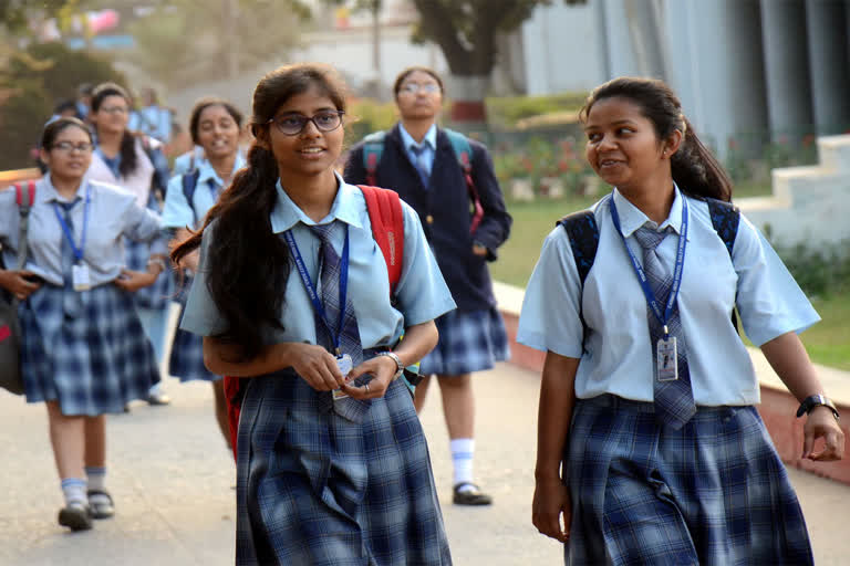 over 12 lakh children reached schools on the first day of reopening  school reopening  പ്രവേശനദിനത്തിൽ വിദ്യാലയങ്ങളിൽ എത്തിയത് 12 ലക്ഷത്തിലധികം കുട്ടികൾ  സ്കൂൾ പ്രവേശനദിനം  സ്കൂൾ ആദ്യദിനം  പ്രവേശനദിനം  first day of reopening  first day of schools opening  schools reopening  school open  school reopen