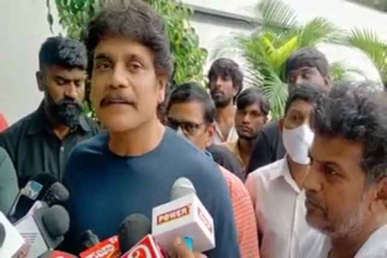 Telugu Actor Nagarjuna visits Puneeth Rajkumar residence at sadashivanagar, Bengaluru