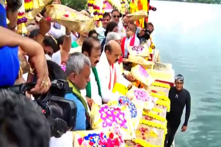 cm-basavaraja-bommai-worship-to-kavery-river