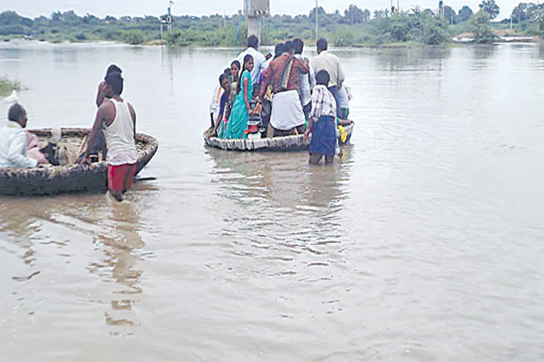 people-traveling-dangerously-in-putti-at-kurnool-district