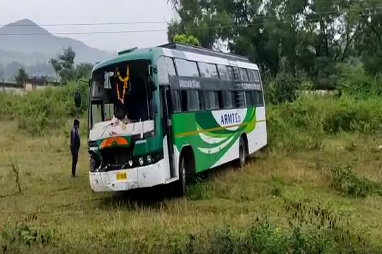 ଜଣେ ବ୍ୟକ୍ତି ସମେତ ୫ ମଇଁଷି ଉପରେ ମାଡିଗଲା ବସ୍, ସମସ୍ତେ ମୃତ