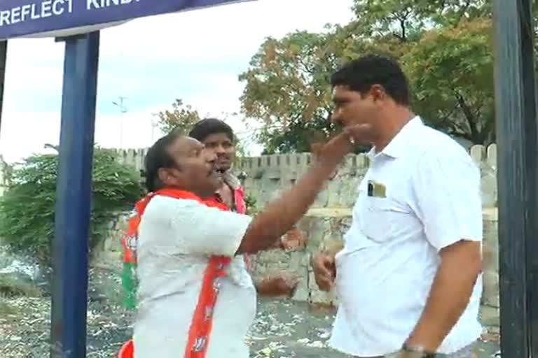 former MLA slaps police staff at raichur