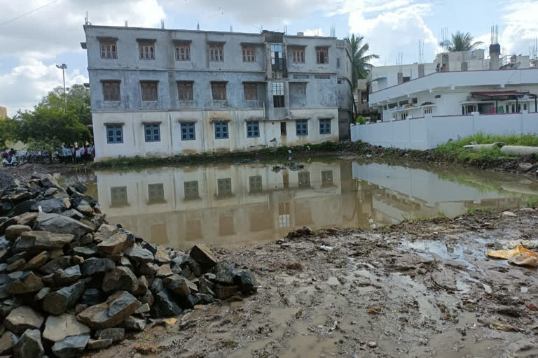 ಗುಂಡಿಯಲ್ಲಿ ಮುಳಗಿ ಮೂವರು ಬಾಲಕರು ಸಾವು