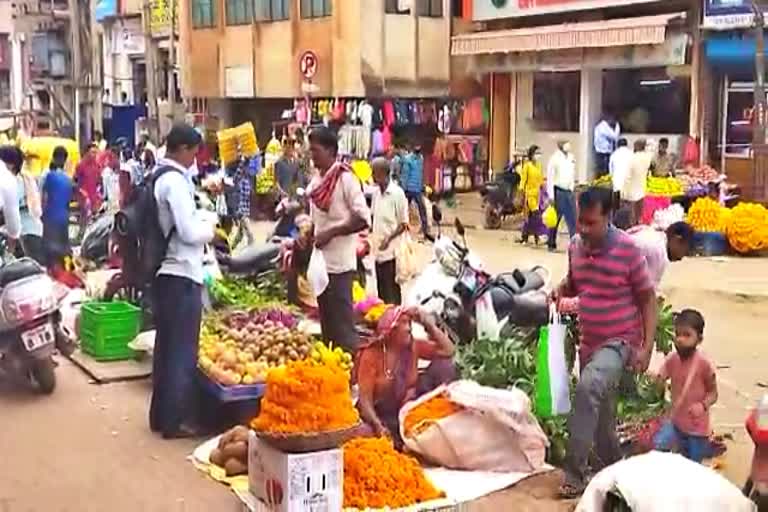 people-rush-to-market-to-buy-crackers-in-hubballi