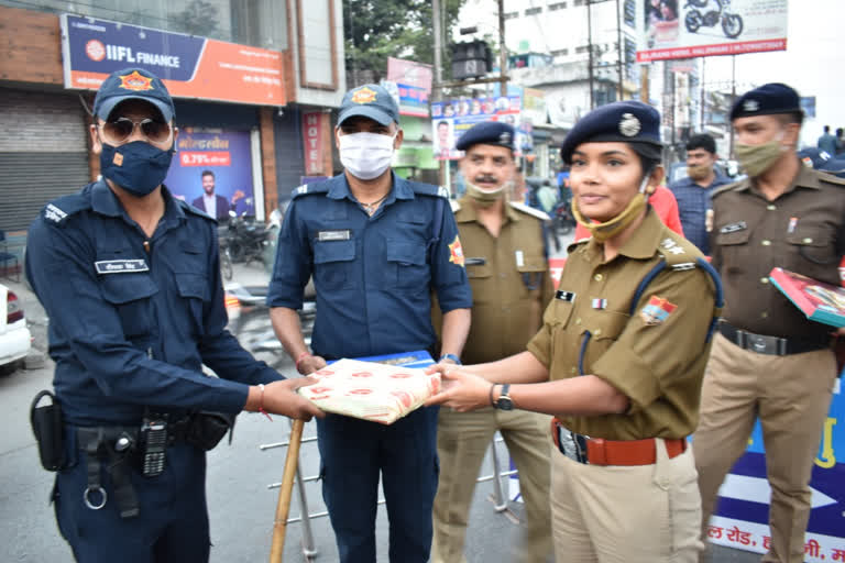 SSP Preeti Priyadarshini fed sweets to policemen