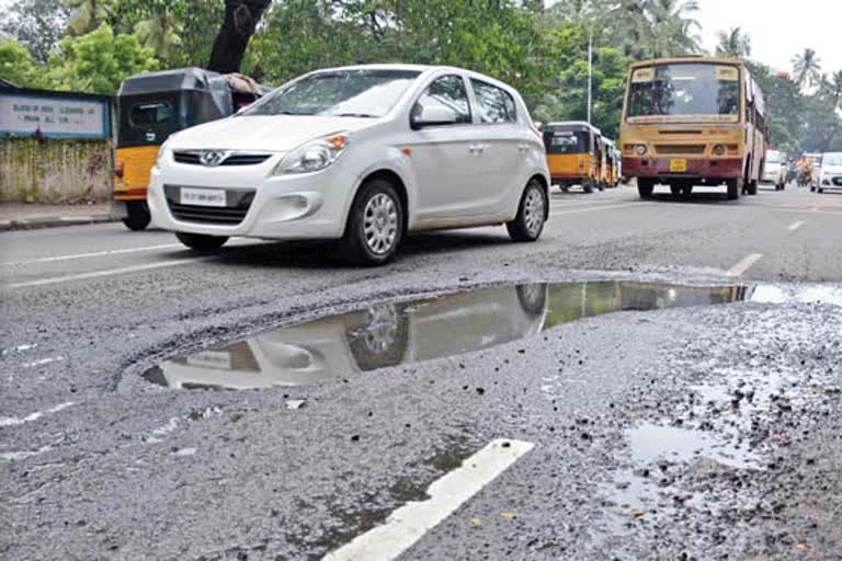 சாலைகளின் பராமரிப்பு பணிகளை உடனடியாக மேற்கொள்ளவேண்டும்