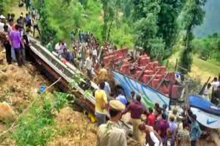 22 killed as bus falls into ravine, 22 killed as bus falls into ravine news,  Pakistan occupied Kashmir,  Pakistan occupied Kashmir news, ಕಂದಕಕ್ಕೆ ಉರುಳಿ ಬಿದ್ದ ಬಸ್, ಕಂದಕಕ್ಕೆ ಬಸ್​ ಉರುಳಿ ಬಿದ್ದು 22 ಜನ ಸಾವು, ಪಾಕಿಸ್ತಾನ ಆಕ್ರಮಿತ ಕಾಶ್ಮೀರದಲ್ಲಿ ರಸ್ತೆ ಅಪಘಾತ, ಪಾಕಿಸ್ತಾನ ಆಕ್ರಮಿತ ಕಾಶ್ಮೀರದಲ್ಲಿ ರಸ್ತೆ ಅಪಘಾತ ಸುದ್ದಿ,