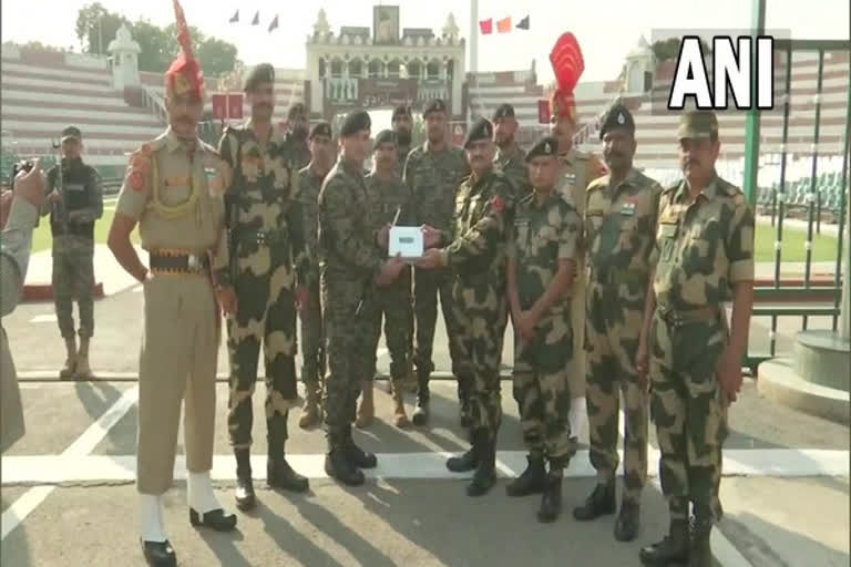 BSF  Pakistan Rangers exchange sweets at Attari-Wagah border on Diwali  Diwali  Attari-Wagah border  ദീപാവലി  ഇന്ത്യ-പാകിസ്ഥാൻ അതിർത്തി സൈന്യം  അട്ടാരി-വാഗാ അതിർത്തി