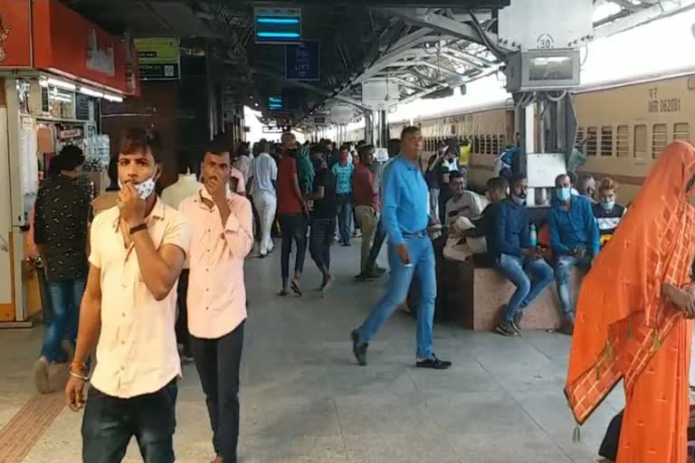 Diwali 2021: રાજકોટ બસ સ્ટેશન અને રેલવે સ્ટેશનની પરની ભીડ, શું કોરોનાને ફરી નિમંત્રણ આપશે?